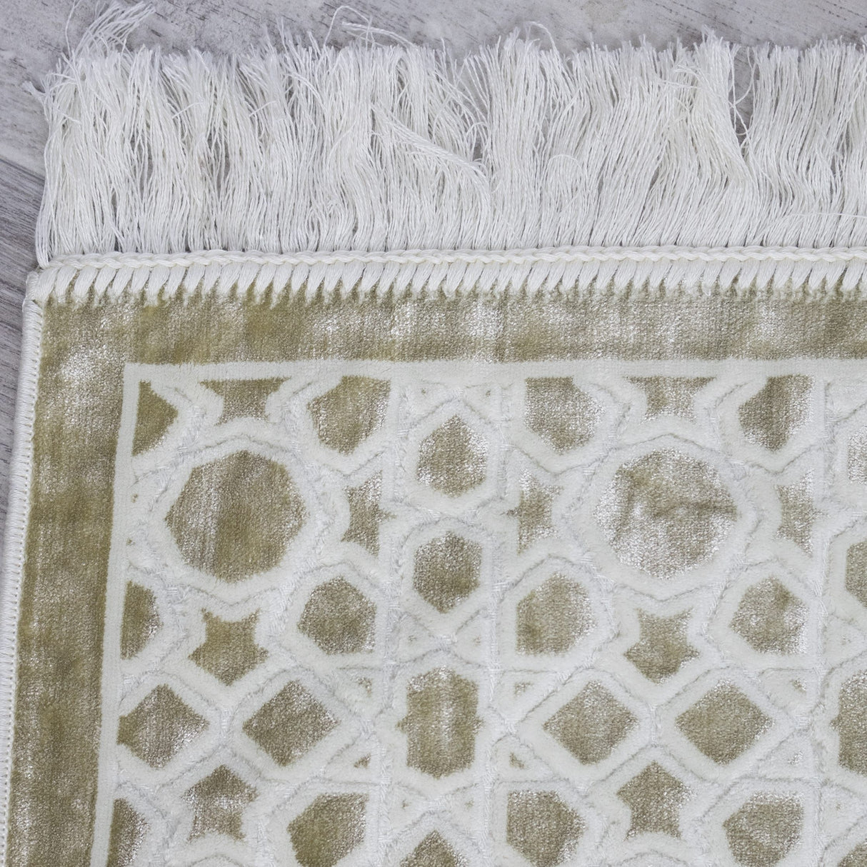 Luxurious Prayer Mat Mihrab (70 X 115cm)