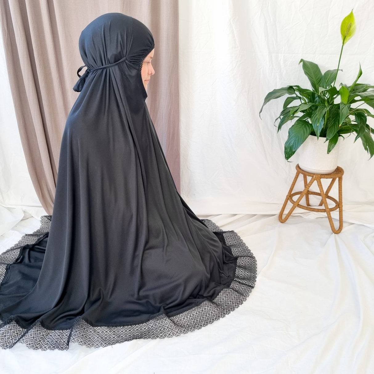 Elegant Prayer Clothes for Women with Lace