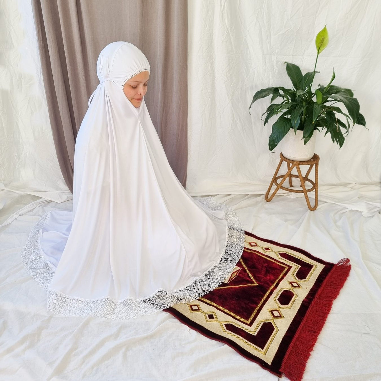 Elegant Prayer Clothes for Women with Lace - White