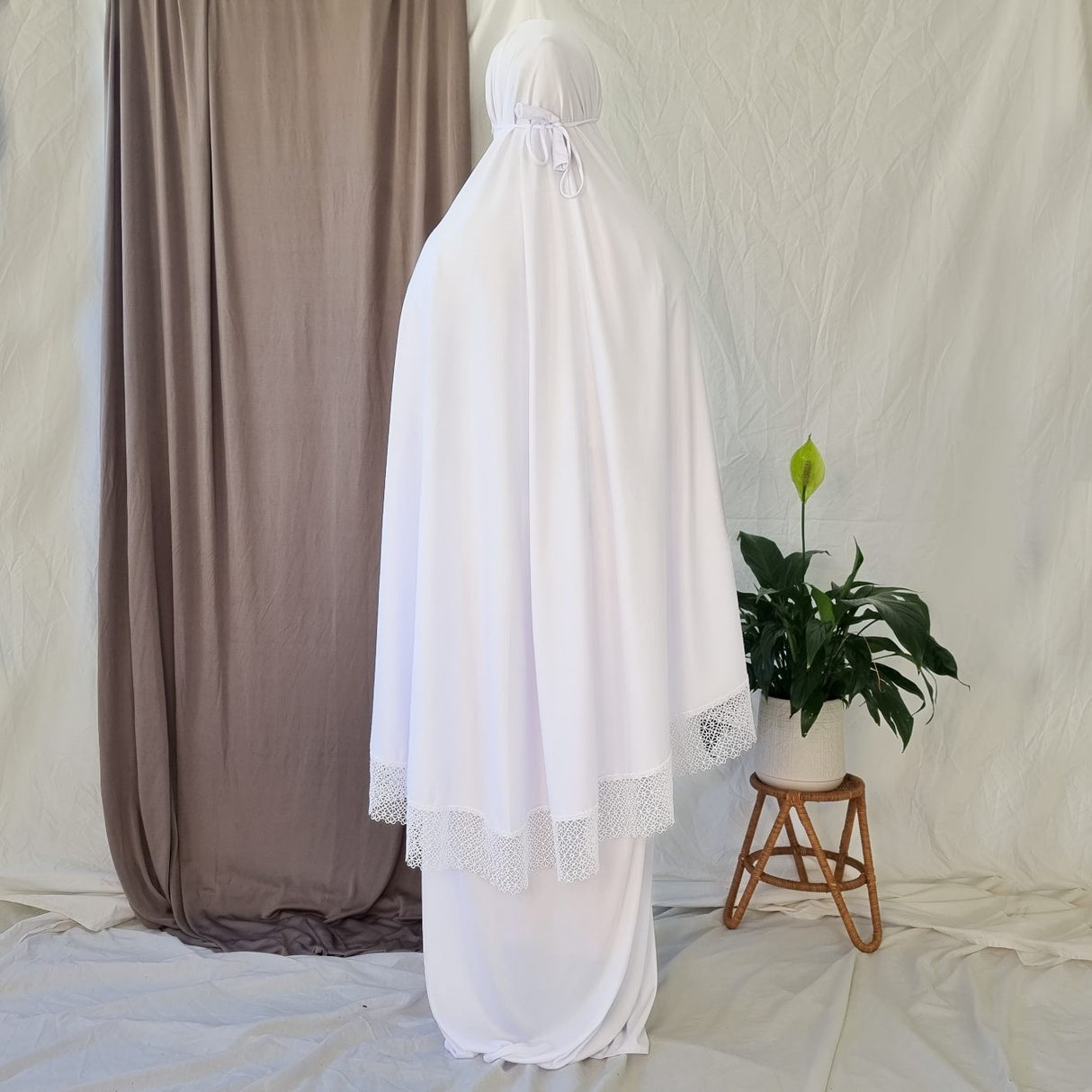 Elegant Prayer Clothes for Women with Lace - White